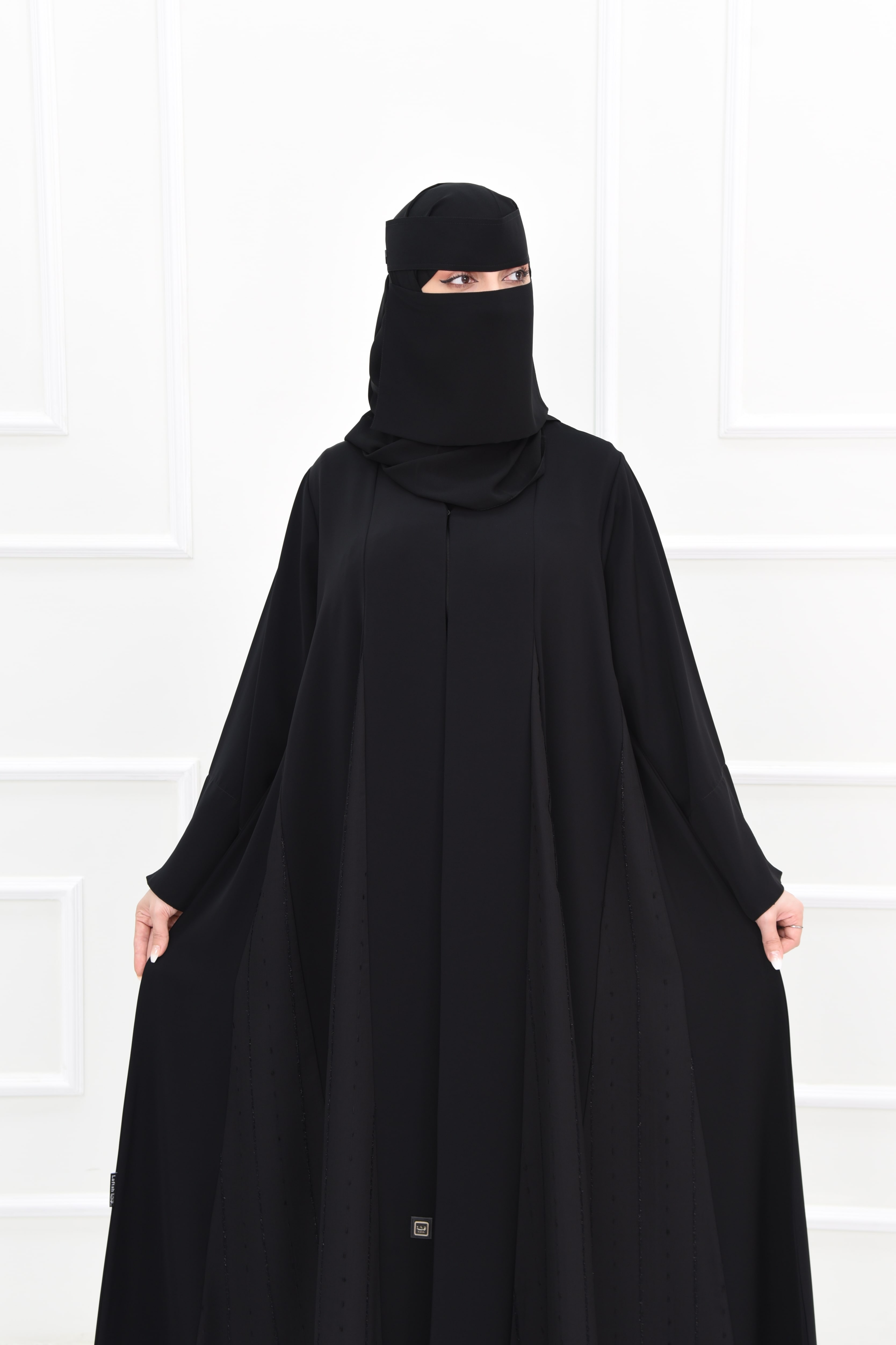 عباية كلوش بكسرات مقلمة بالترتر