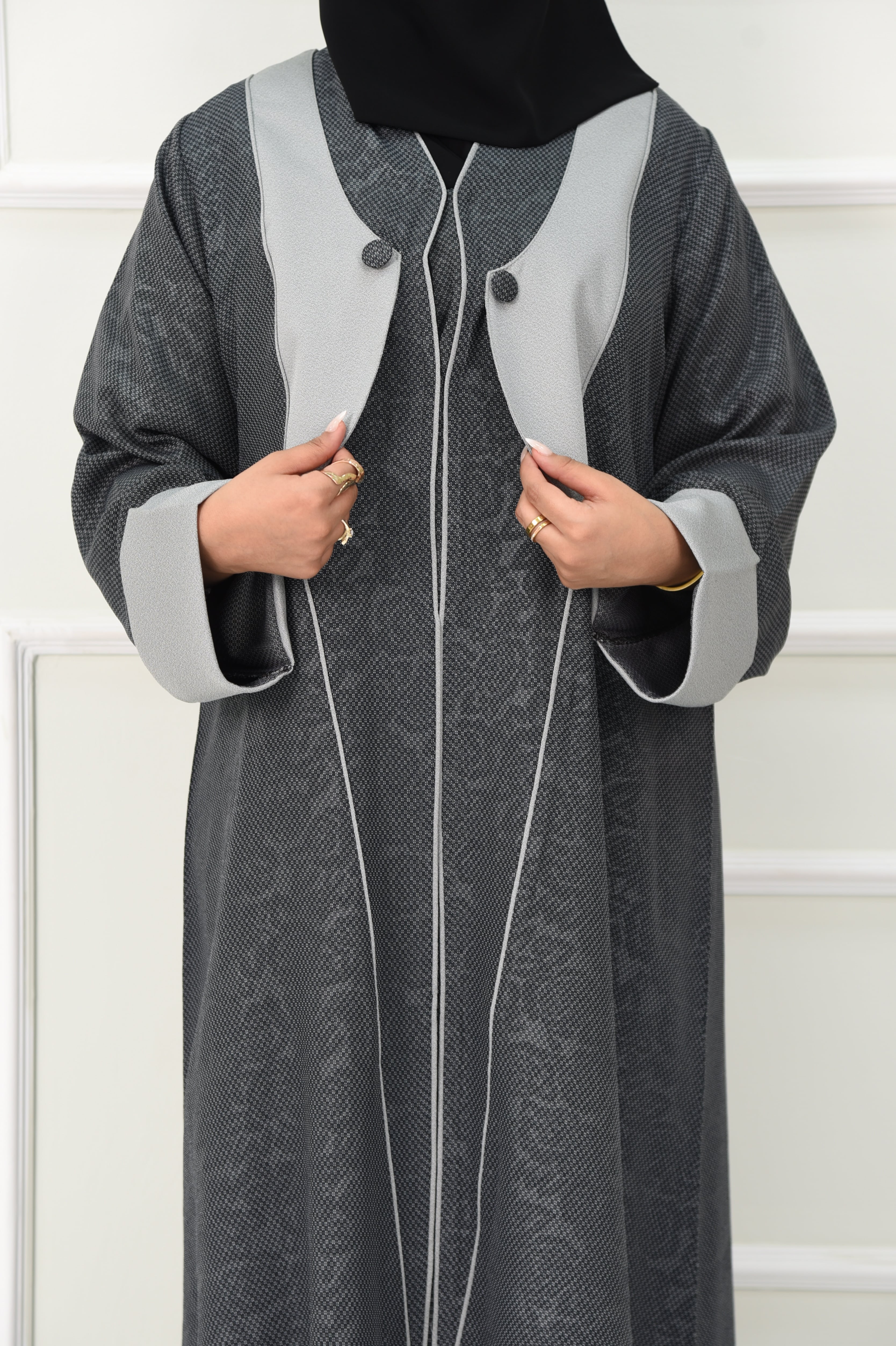 عباية كريب ملونة مع قيطان سماوي