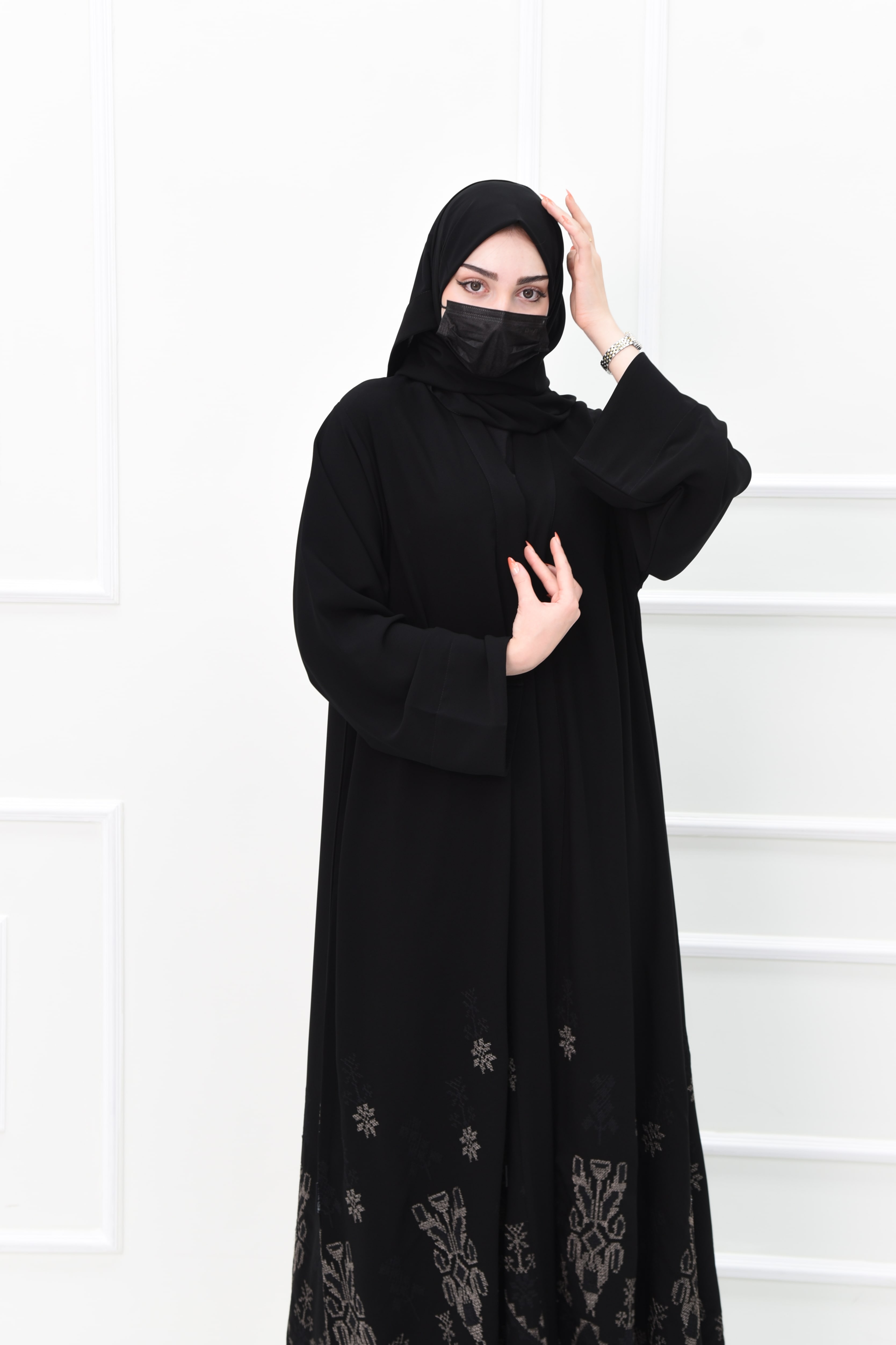 عباية فاخرة بتفاصيل تطريز ذهبي وأسود