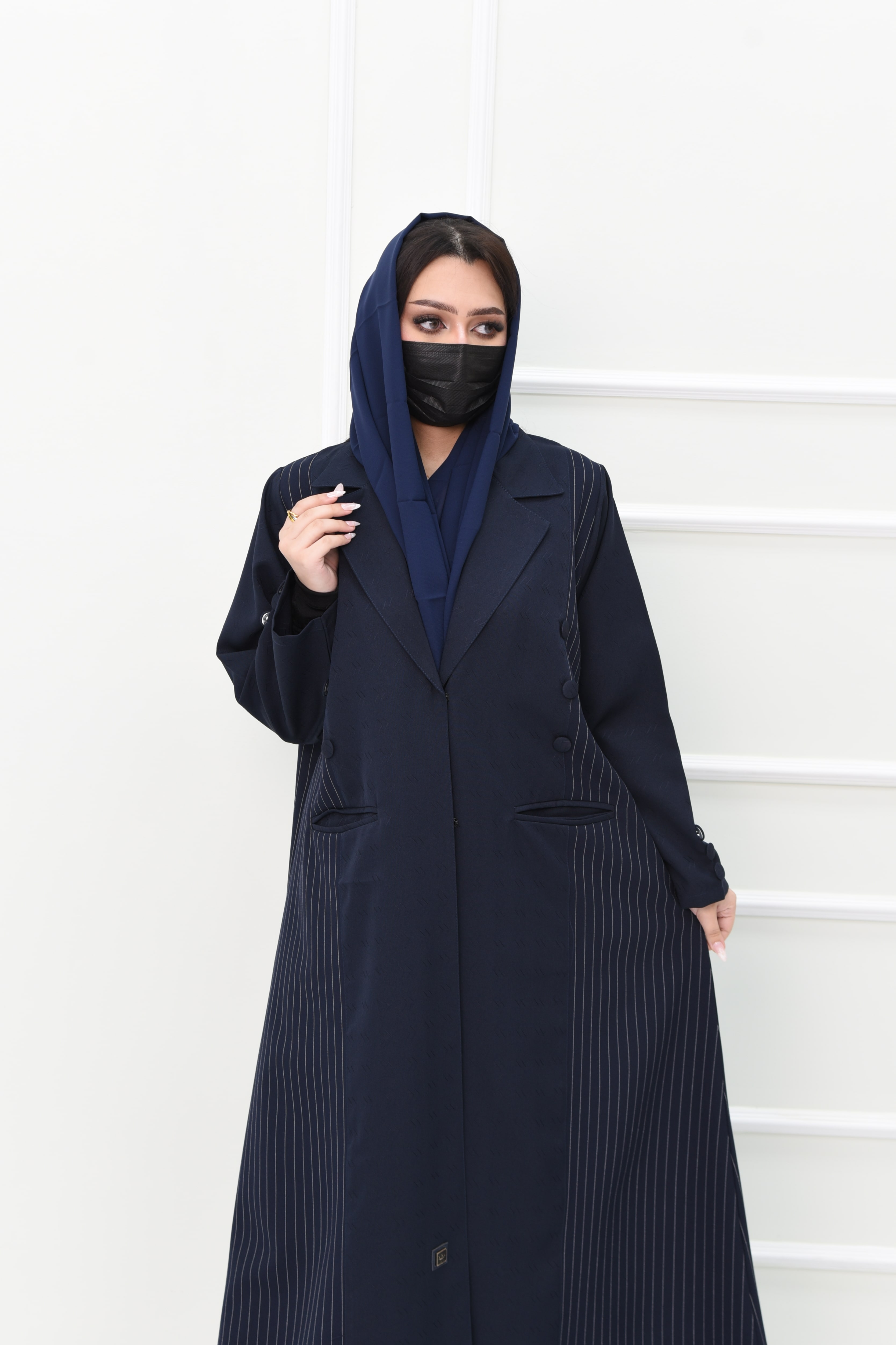 عباية بليزر كحلي بتفاصيل مقلمة