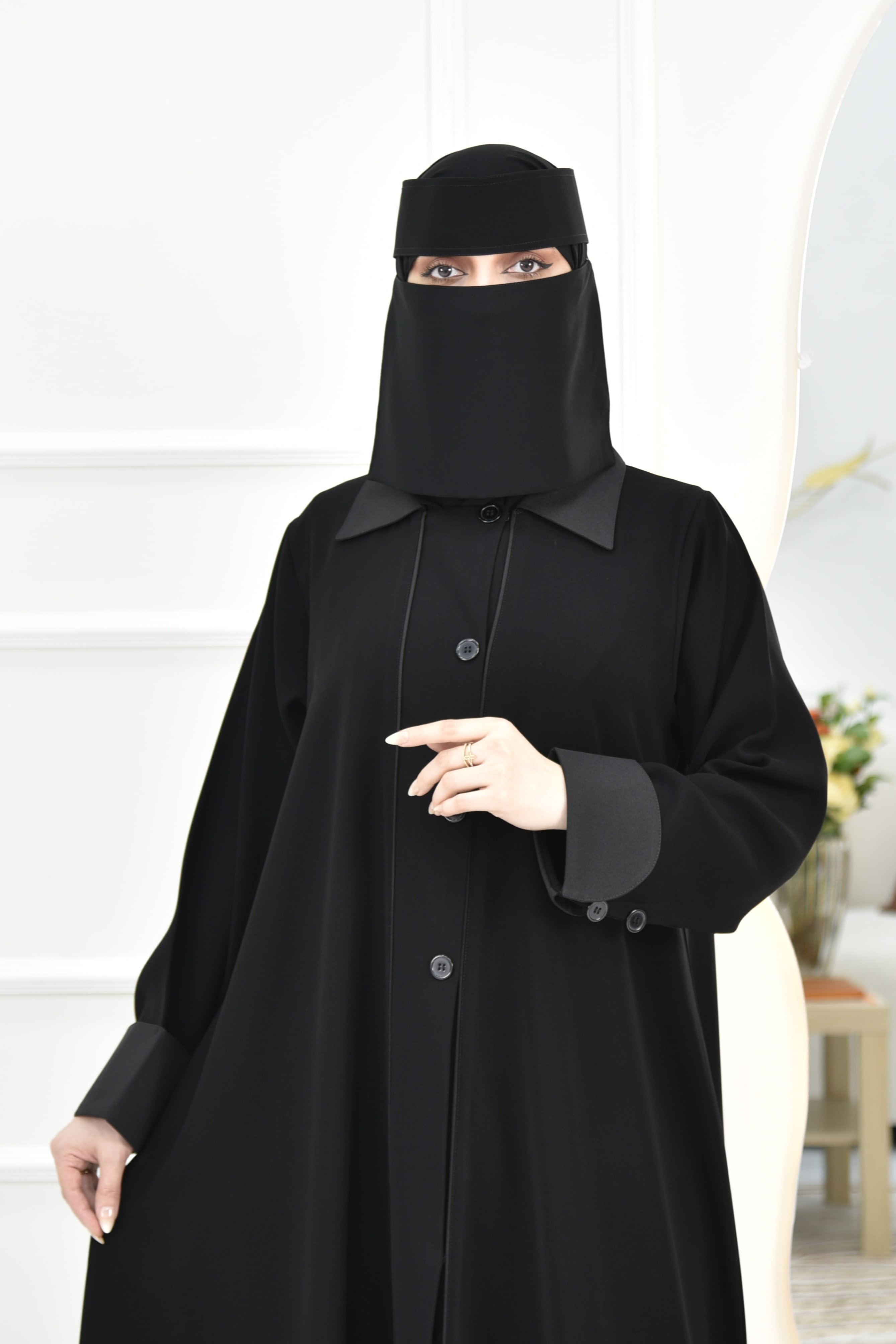 عباية عملية بأكمام مقلوبة وأزرار مميزة