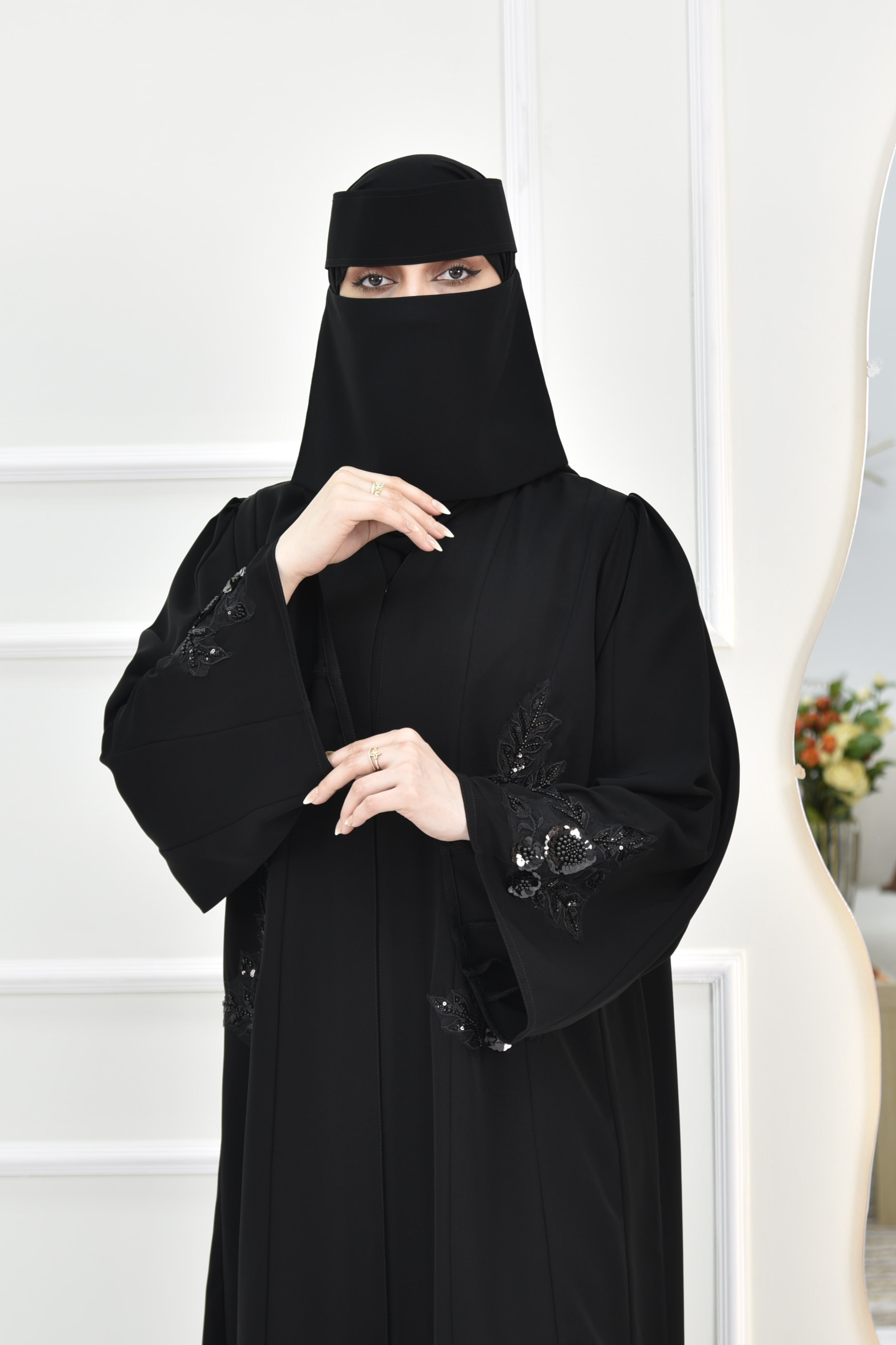عباية فاخرة بتطريز أنيق على الصدر والأكمام