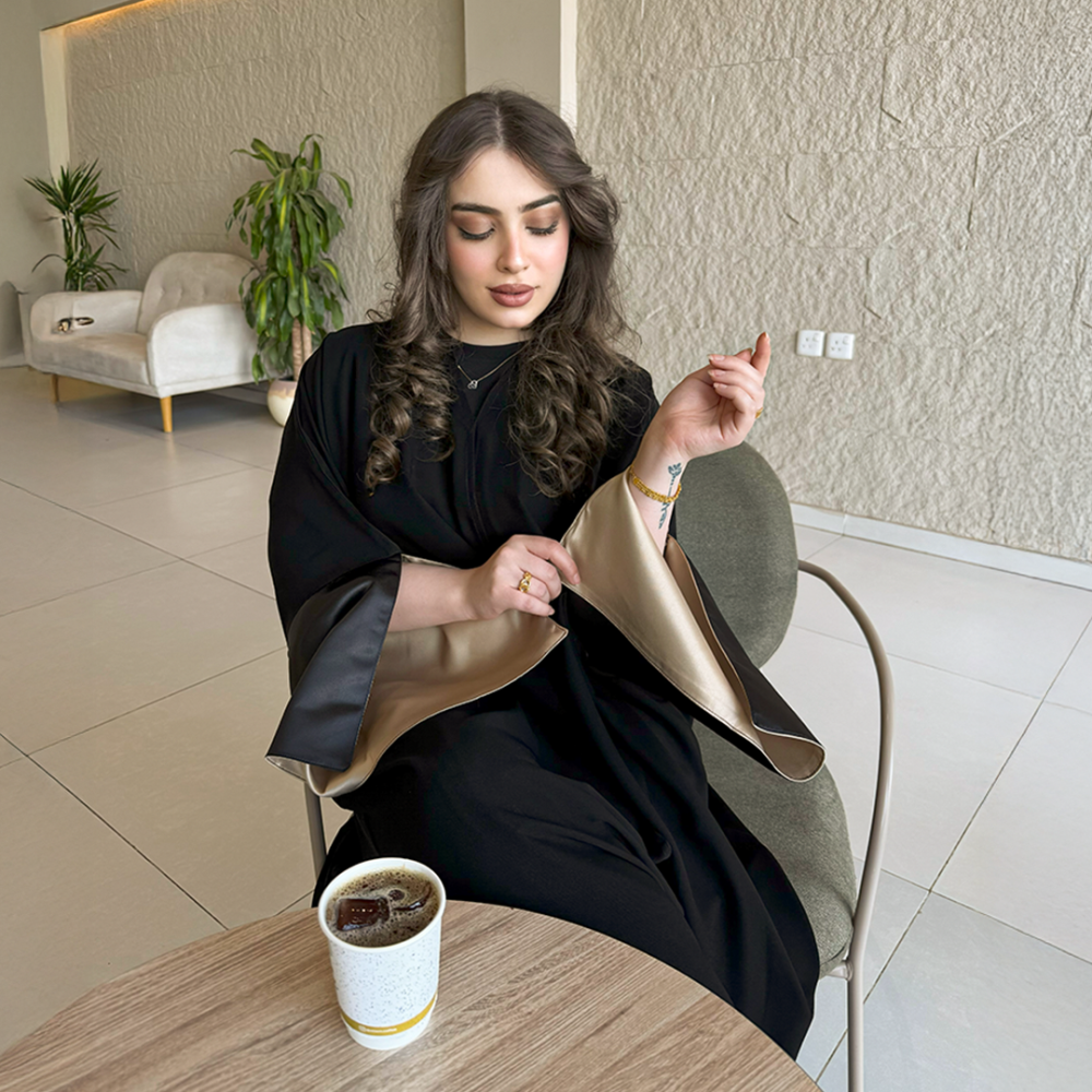 عباية سوداء ملكية – تصميم بلمسة جلد وكم داخلي بيج أنيق رقمها 142