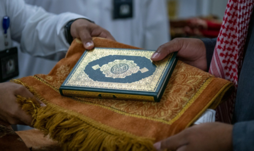 توزيع مصاحف في أفريقيا: رسالة الإسلام تصل للجميع توزيع مصاحف في أفريقيا: رسالة الإسلام تصل للجميع