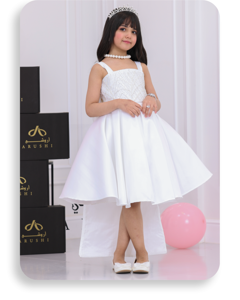 بنت ترتدي فستان بناتي أبيض جميل