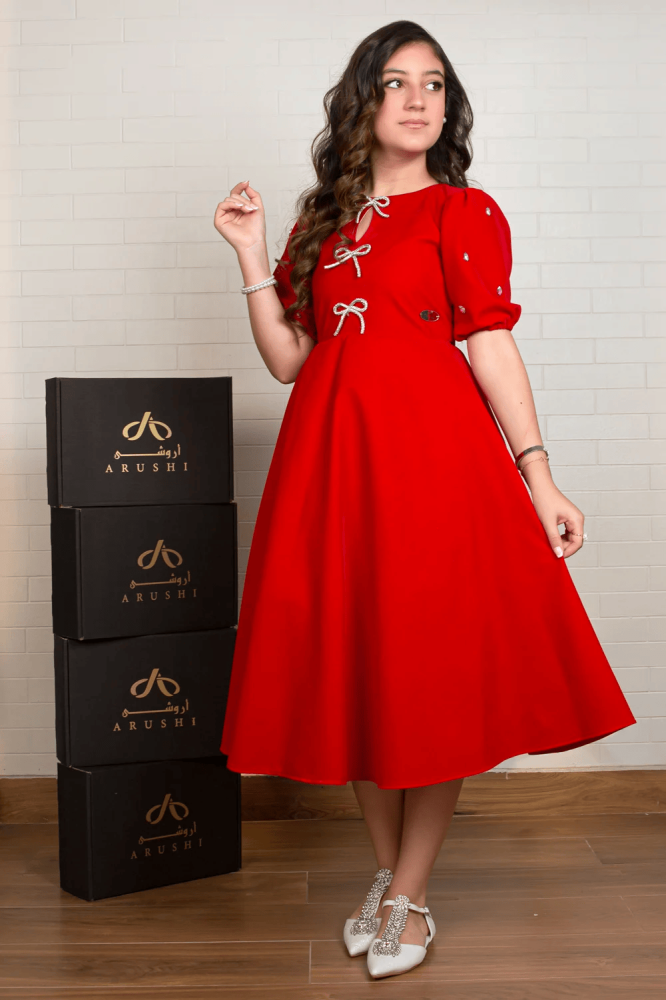 فتاة صغيرة ترتدي فستان أحمر