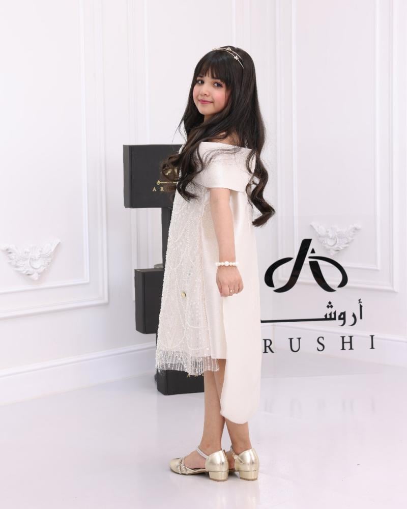 بنت ترتدي فستان سهرة