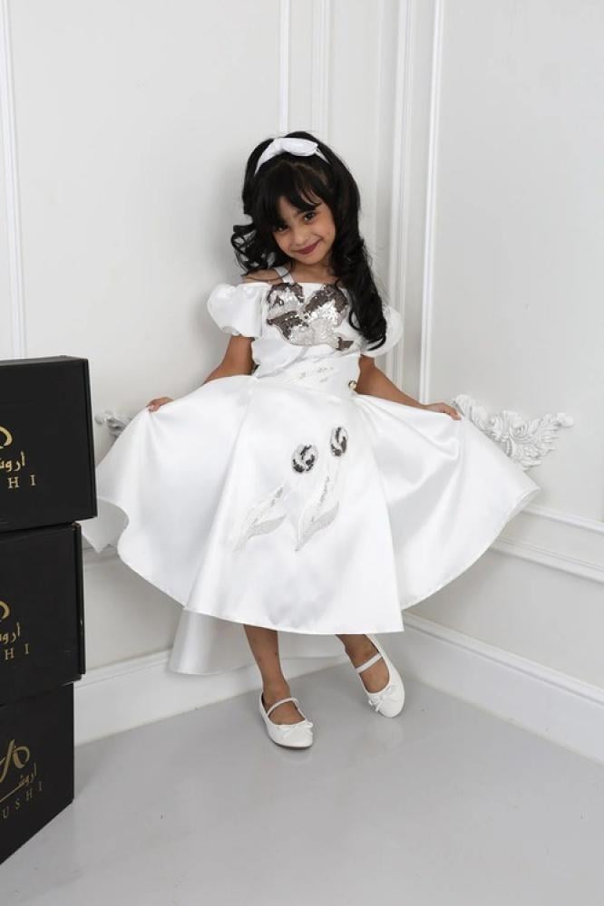 بنت حلوة ترتدي فستان أبيض