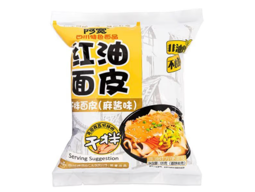 نودلز عريضة بزيت الفلفل الحار بنكهة السمسم