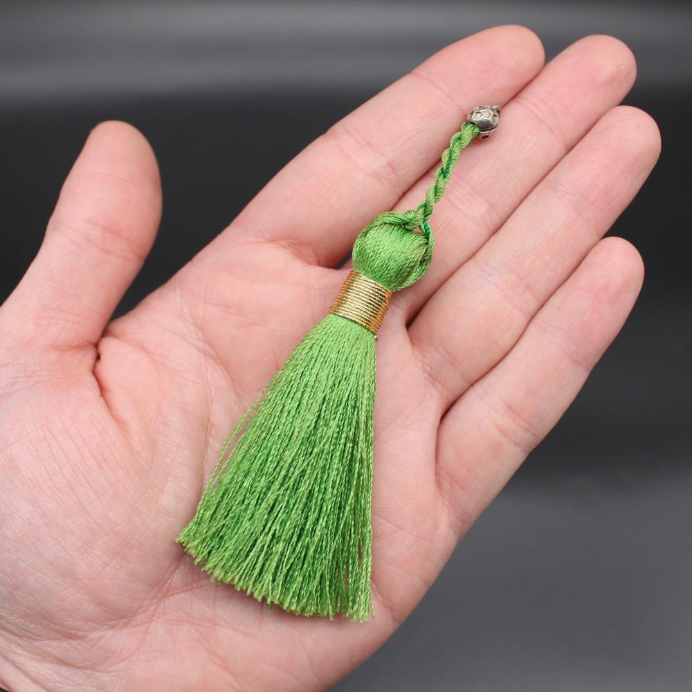 شرابة قطن بلون أخضر مرصع بخيوط ذهبية