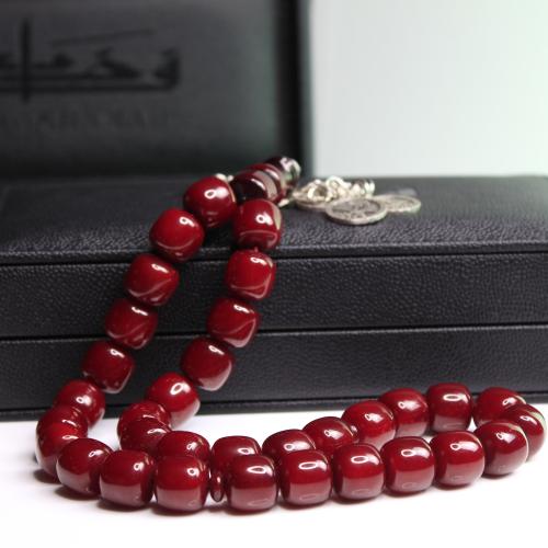 سبحة مسكي كرزي معتقة بشرابة تحمل شعار المملكة