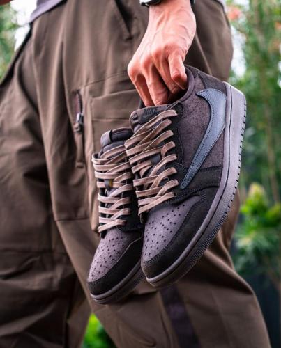 Travis scott x nike Jordan 1 low “velvet brown