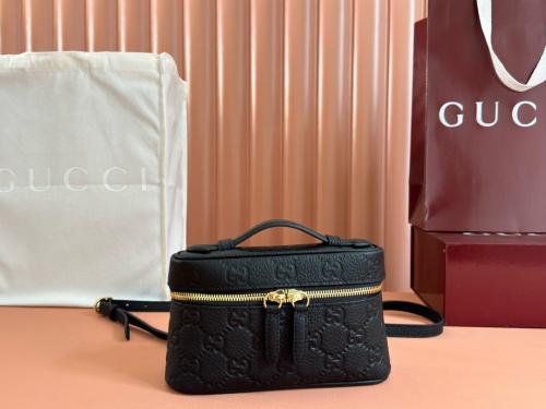 GUCCI GG Emblem supper mini