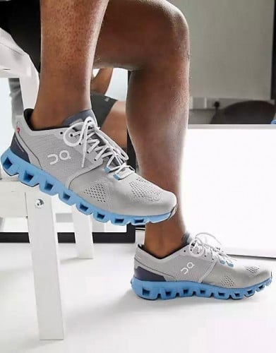 On cloud X trainers in grey and blue