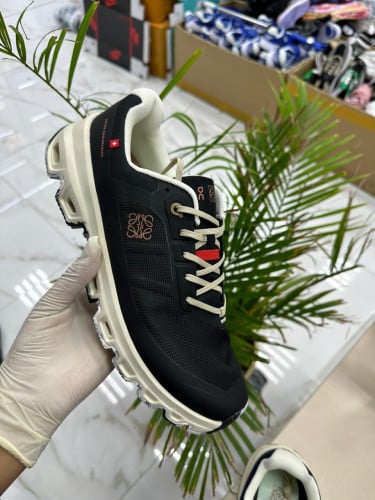 Loewe X On cloudventure running