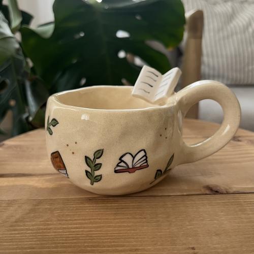 كوب قهوة وكتاب