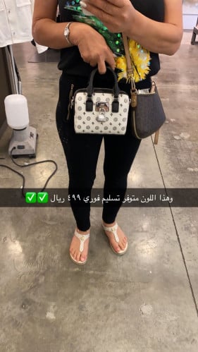 دكني صغيره ابيض واسود ومعاها ستراب