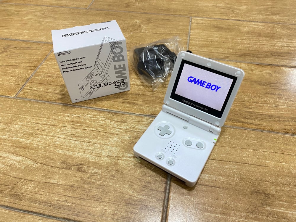 قيم بوي بالكرتون (ابيض) (Game Boy SP)