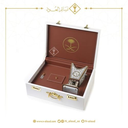 شنطة إهداء ملكية تحتوي على مبخرة ملكية وربع تولة وأوقية بشعار سيفين ونخلة