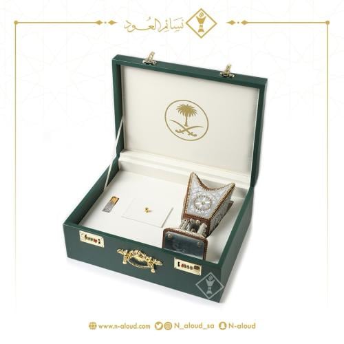 شنطة إهداء ملكية تحتوي على مبخرة ملكية وربع تولة وأوقية بشعار سيفين ونخلة