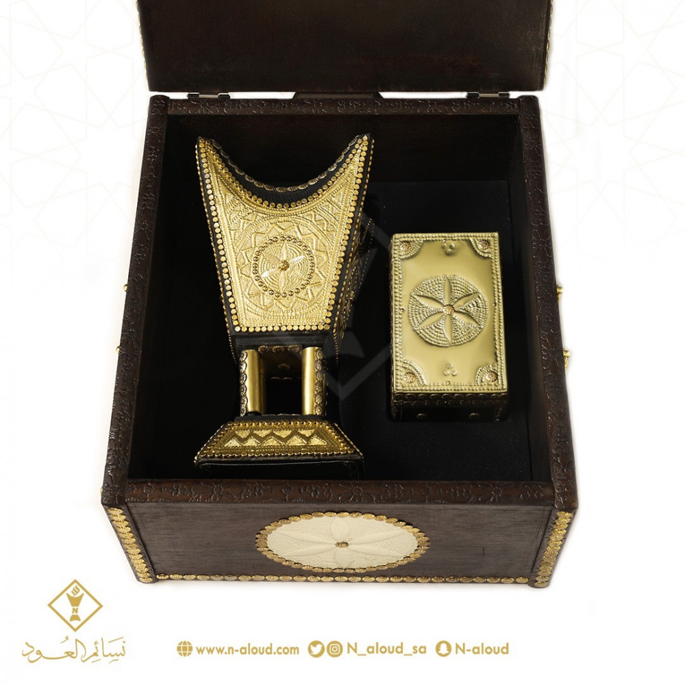 صندوق فاخر يحتوي على مبخرة ملكية مع علبة عود
