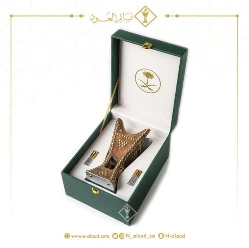 شنطة إهداء تحتوي على مبخرة حايلية وسط مع ربعين