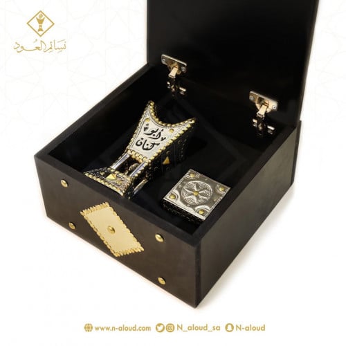 صندوق فاخر يحتوي على مبخرة بالاسم مع علبة عود