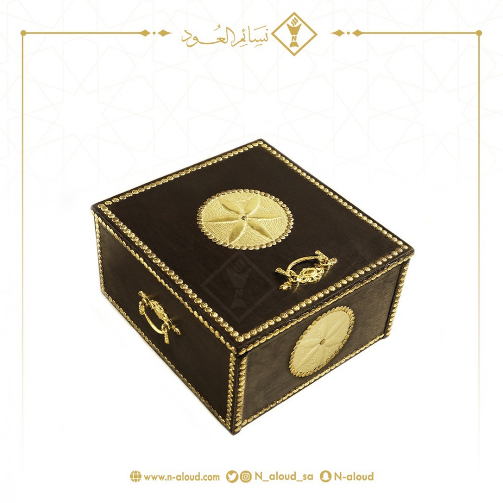 صندوق فاخر يحتوي على مبخرة ملكية مع علبة عود