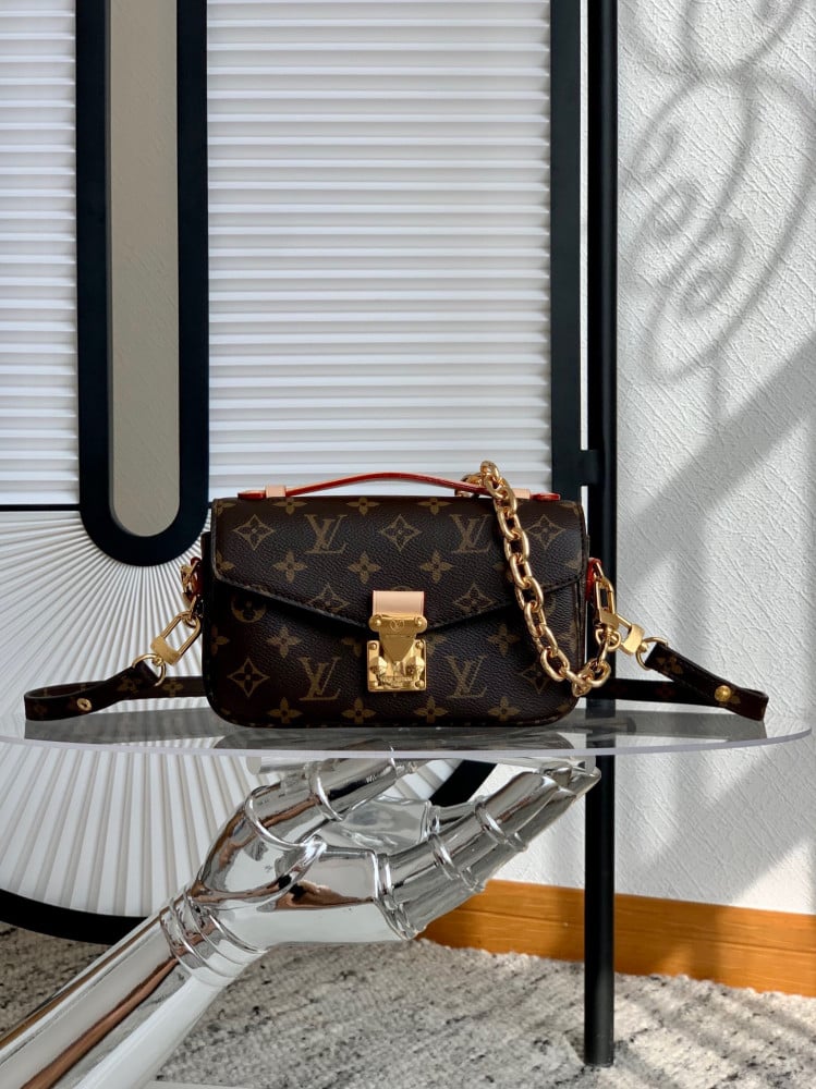 لوي فيتون Pochette Métis East West مقاس21cm