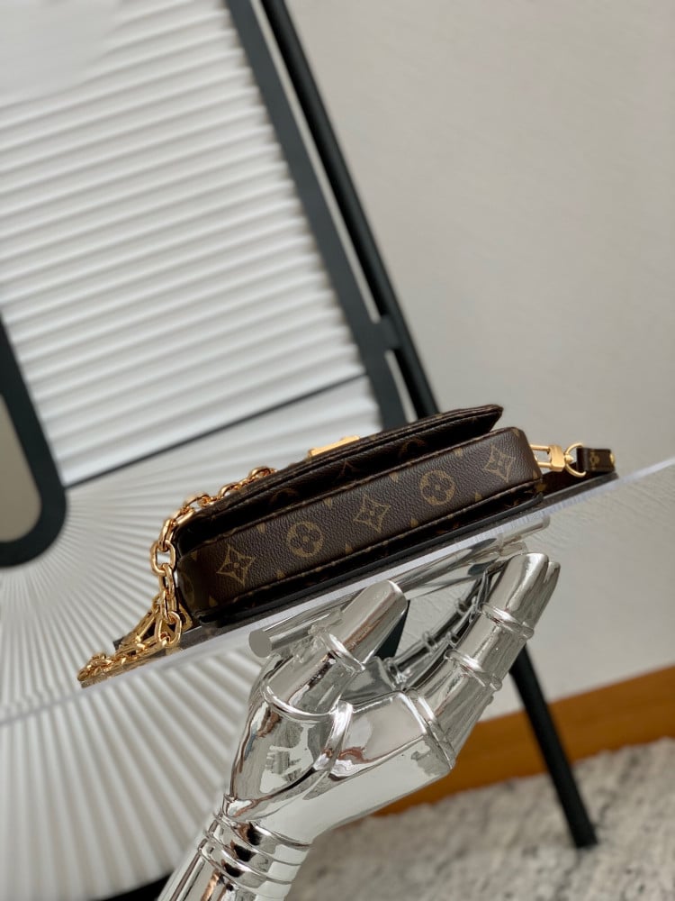 لوي فيتون Pochette Métis East West مقاس21cm