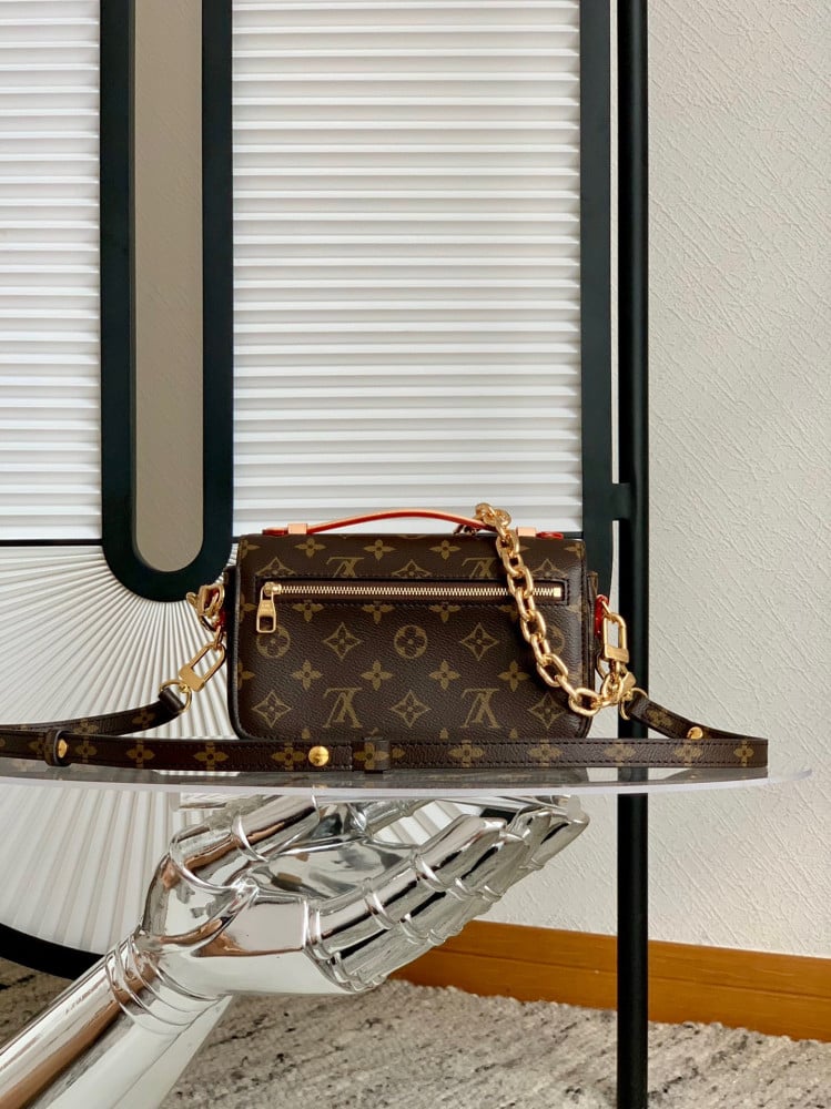 لوي فيتون Pochette Métis East West مقاس21cm