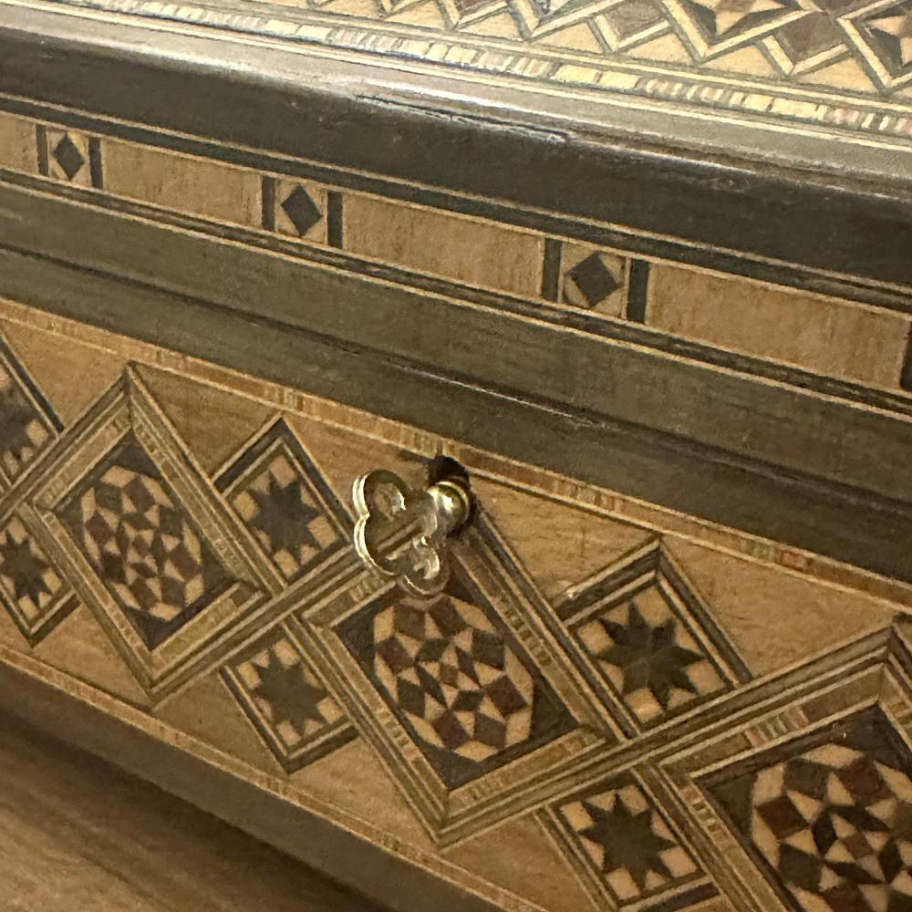 صندوق خشبي مطعم بالصدف مع قفل
