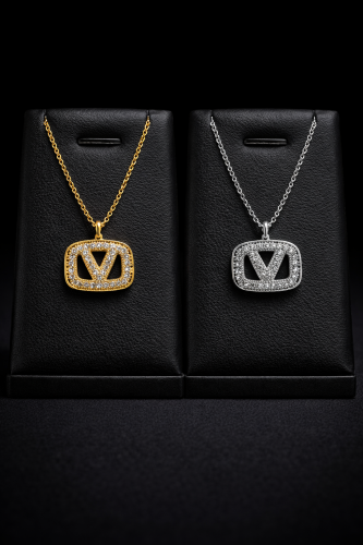 سلسال مطلي ذهب تصميم ماركة فالنتينو