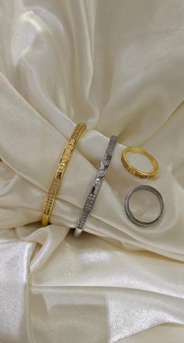 اسوارة مطلي ذهب مع خاتم تصميم ماركة كارتير