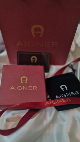 ملحقات أقنر مكون من 5 قطع علبة + شريط + كيس مخمل +كيس بالشعار مقاس العلبه 8 سم * 8 سم مقاس الكيس 15 سم * 17 سم مناسبة لجميع انواع الاكسسوارات ...