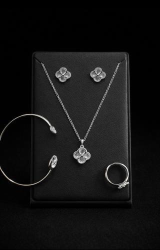 طقم أطفال فان كليف فضي