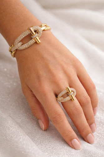 اسورة مع خاتمها تصميم ماركة هرمز