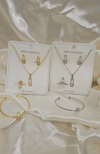 طقم أطفال مطلي ذهب ماركة المشبك