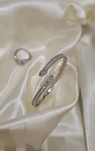 أسوارة فضي مع خاتمها فصوص زيركون