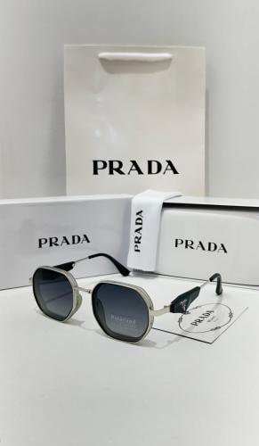 نظارات ماركة برادا مع الملحقات