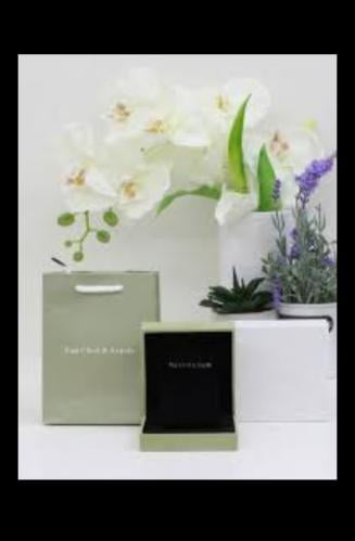 ملحقات فان كليف  مكون من 3 قطع علبة + غطاء للعلبه + كيس مناسب للاطقم والحلق مناسبة لتقديمها هدية فاخره لاكسسوارات فان كليف - متوفر جميع ملحقات ...