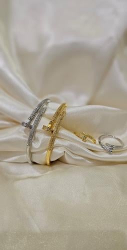 اسوارة مطلي ذهب مع خاتم تصميم ماركة كارتير