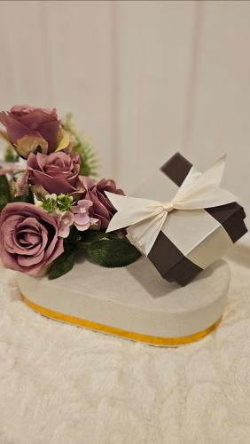 بوكس هدية اسورة تنس مطلية مزين بورد صناعي