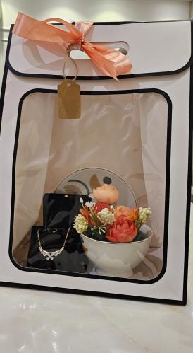 هدية جاهزة كوب مع سلسال مطلي مزين بالورد