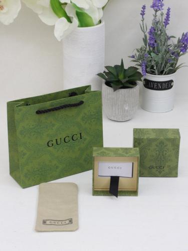 ملحقات قوتشي  مكون من 5 قطع علبة + شريط + كيس مخمل +كيس بالشعار مقاس العلبه 8 سم * 8 سم مقاس الكيس 15 سم * 17 سم مناسبة لجميع انواع الاكسسوارات ...