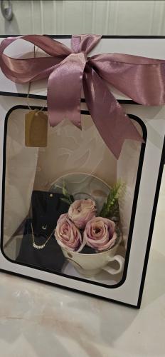 هدية جاهزة كوب مع سلسال مطلي مزين بالورد