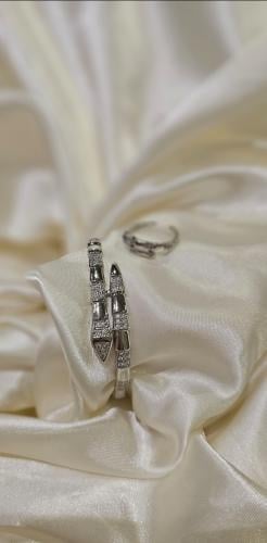 اسورة تصميم ماركة بلغاري مع خاتمها تتوسع وتتقصر تجي على اي مقاس يد