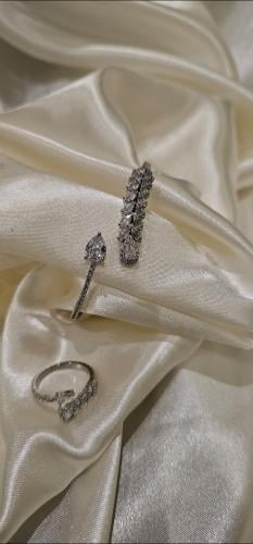 أسوارة فضي مع خاتمها فصوص زيركون