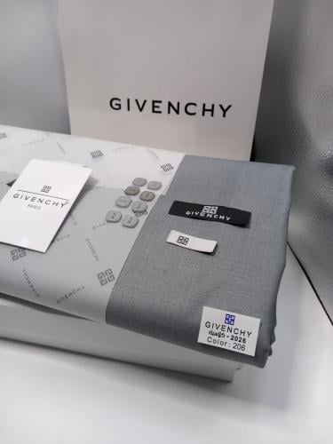 قماش ماركة جفنشي شتوي لون رمادي٣ امتار ونص عرضين مع الملحقات