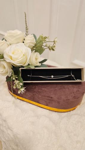 اسورة تنس لون فضي مطلية مزينة بورد صناعي